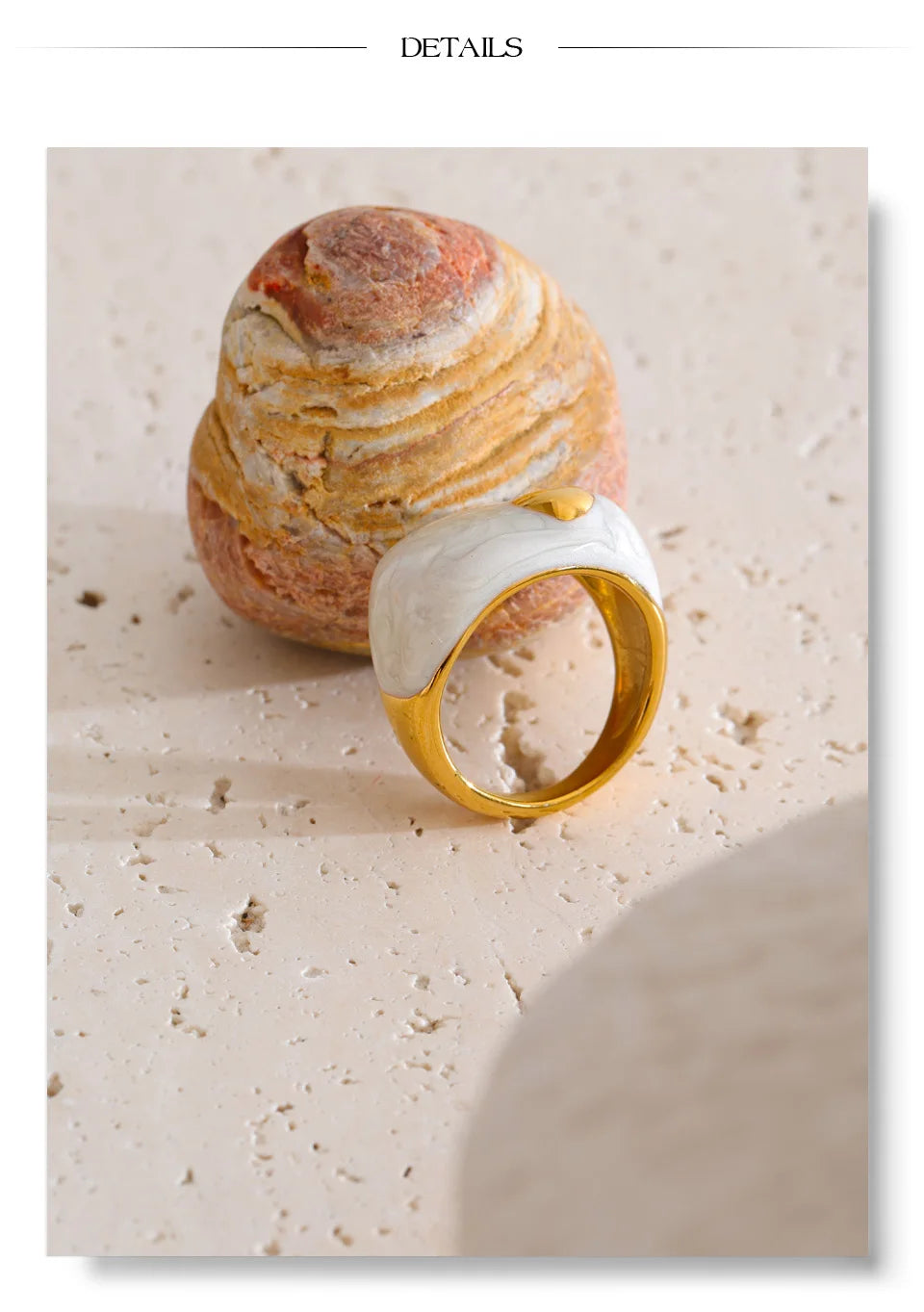 White enamel heart ring in 18K gold-plated stainless steel with enamel.