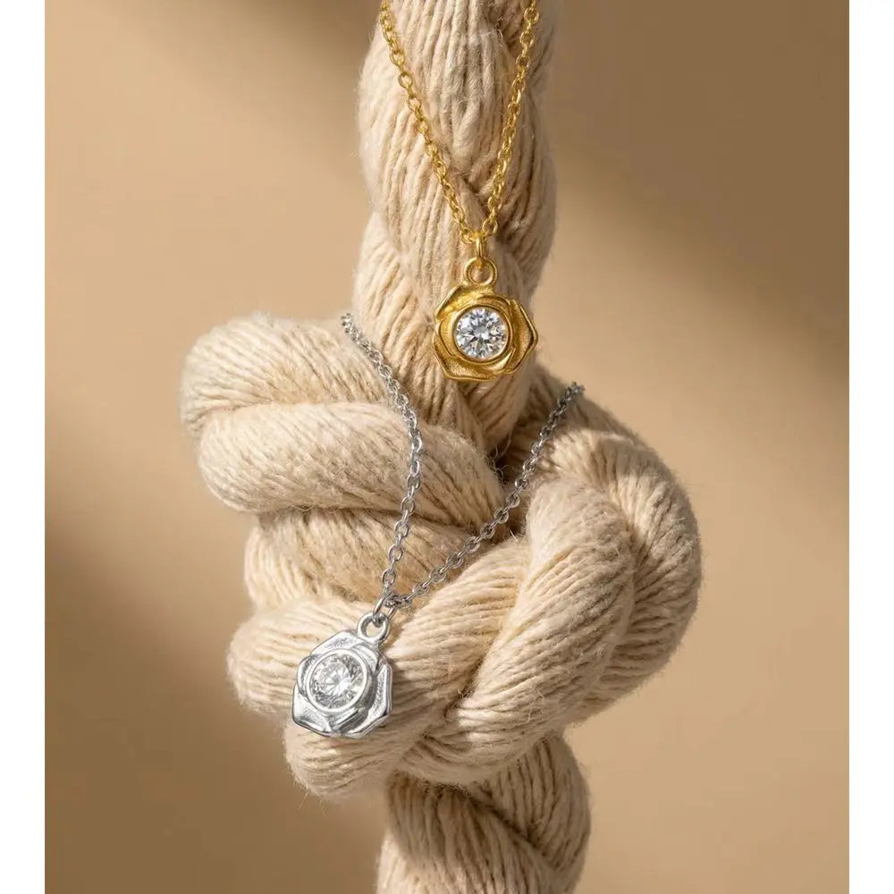 Cubic zirconia flower necklace in gold-plated stainless steel with cubic zirconia.