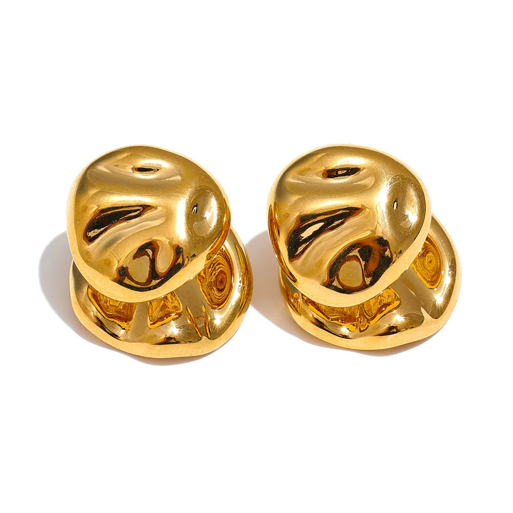 Hammered geometric earrings in gold-plated stainless steel.