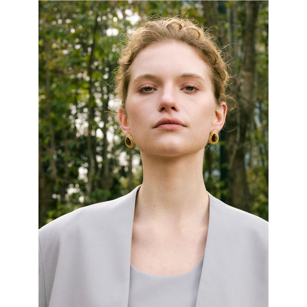 Natural stone geometric earrings in gold-plated stainless steel with natural stone.