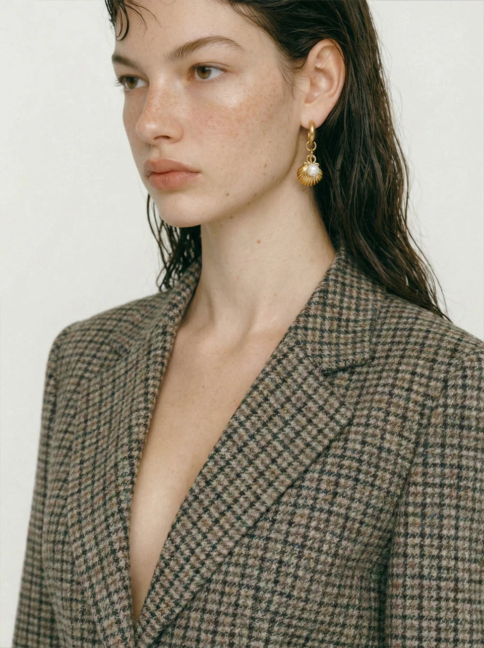 Freshwater pearl shell geometric earrings in gold-plated stainless steel with freshwater pearl and shell.