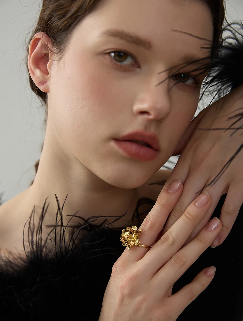 Flower ring in 18K gold-plated stainless steel.