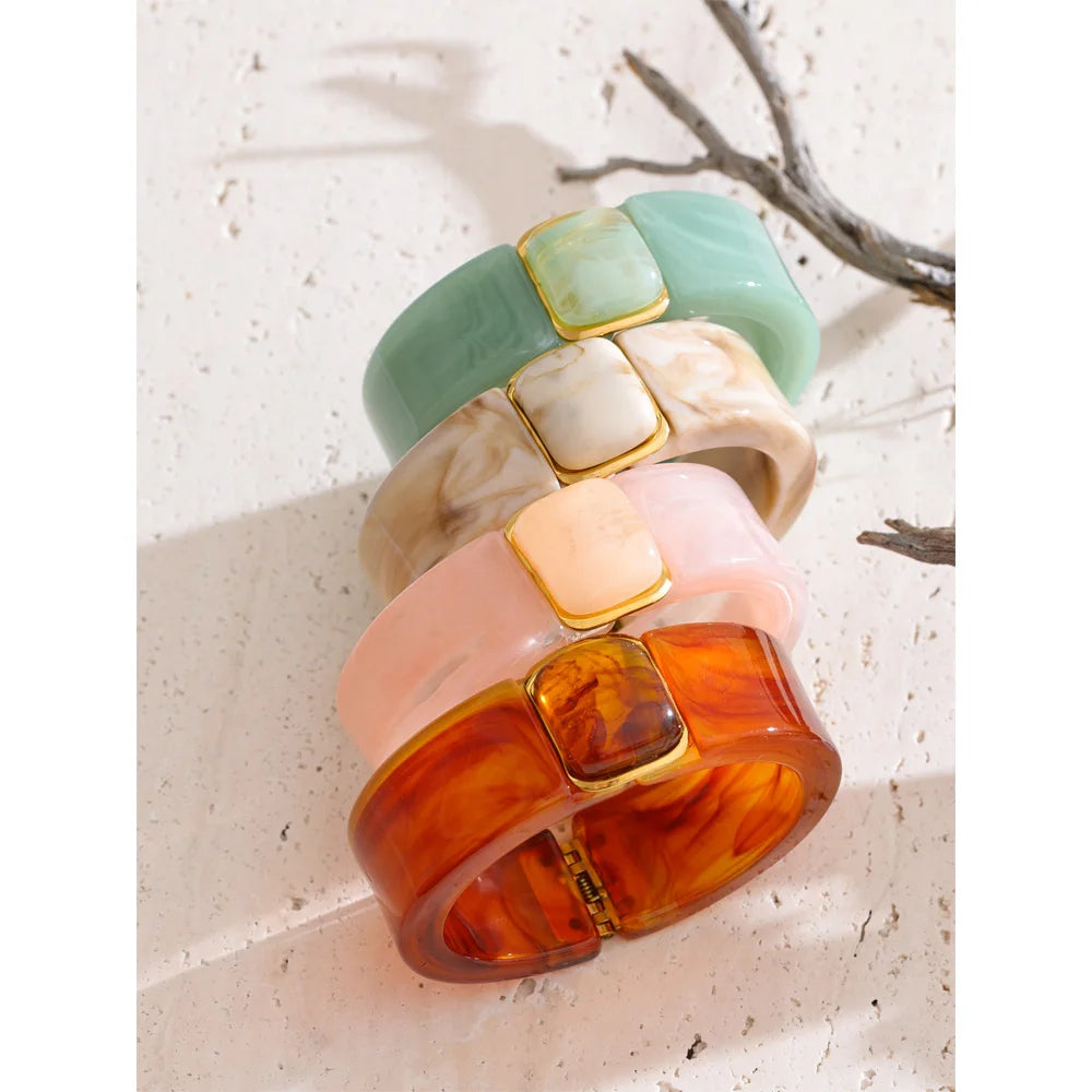 Green acrylic geometric bracelet in gold-plated stainless steel with acrylic.