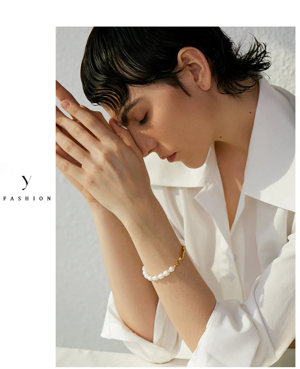Freshwater pearl geometric bracelet in 18K gold-plated stainless steel with freshwater pearl.