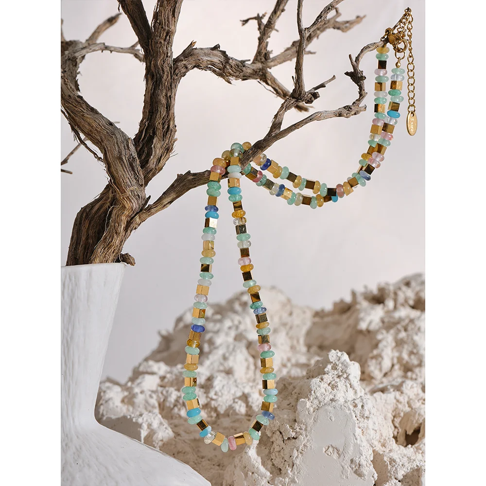 Natural stone beaded geometric necklace in gold-plated stainless steel with natural stone.