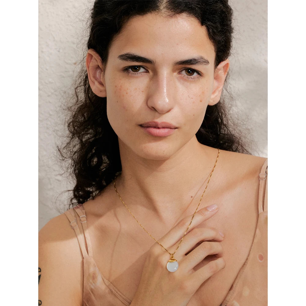 White natural stone geometric necklace in gold-plated stainless steel with natural stone.
