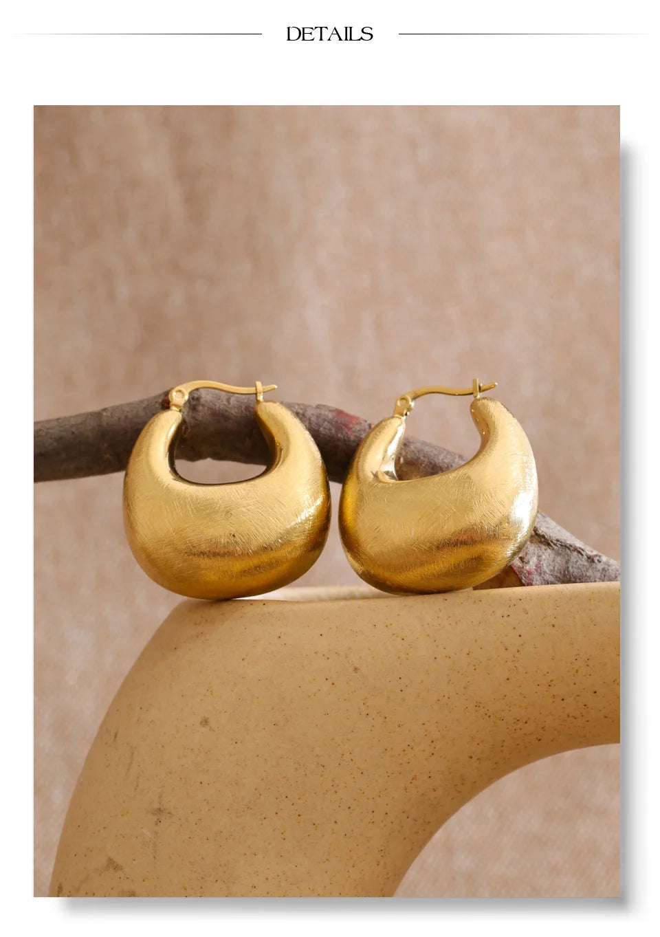 Geometric earrings in gold-plated stainless steel.