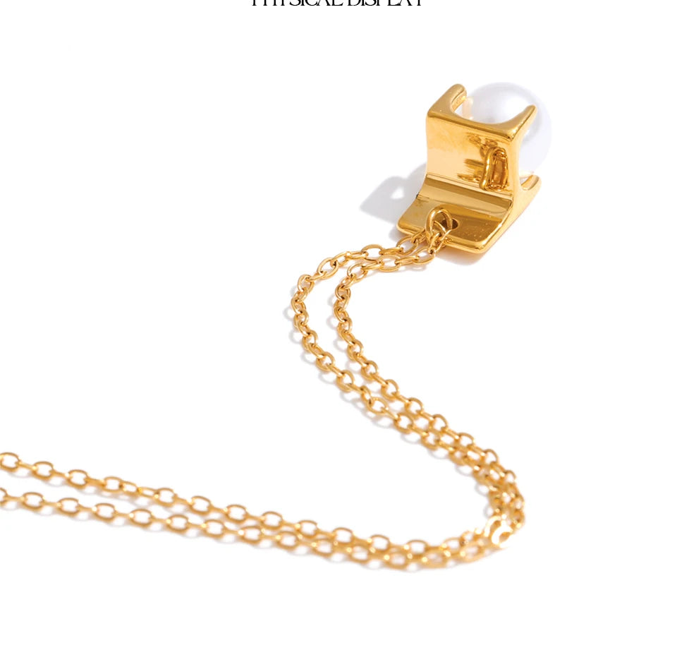 Pearl geometric necklace in gold-plated stainless steel with pearl.