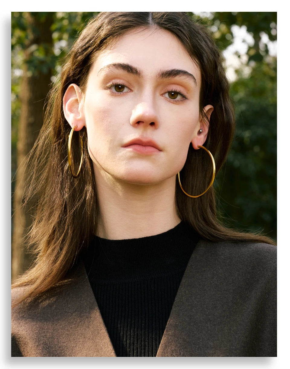 Minimalist geometric earrings in gold-plated stainless steel.