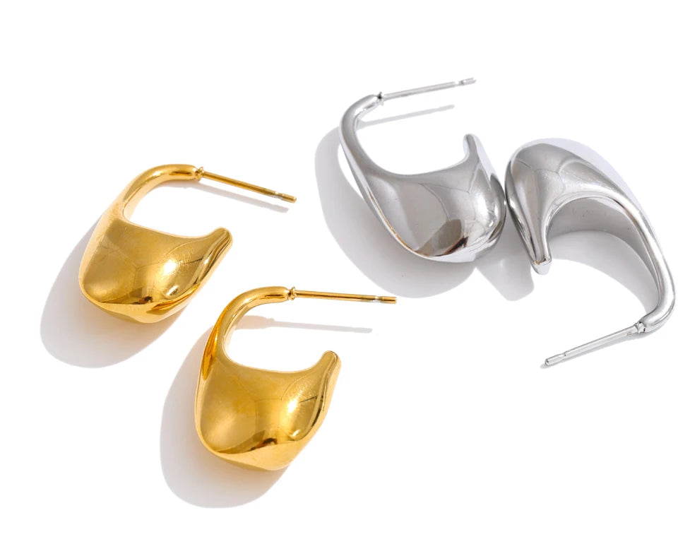 Geometric earrings in gold-plated stainless steel.