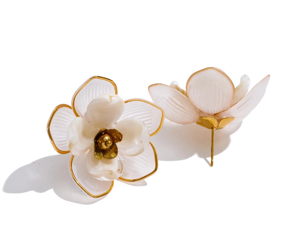 Resin flower earrings in gold-plated stainless steel with resin.