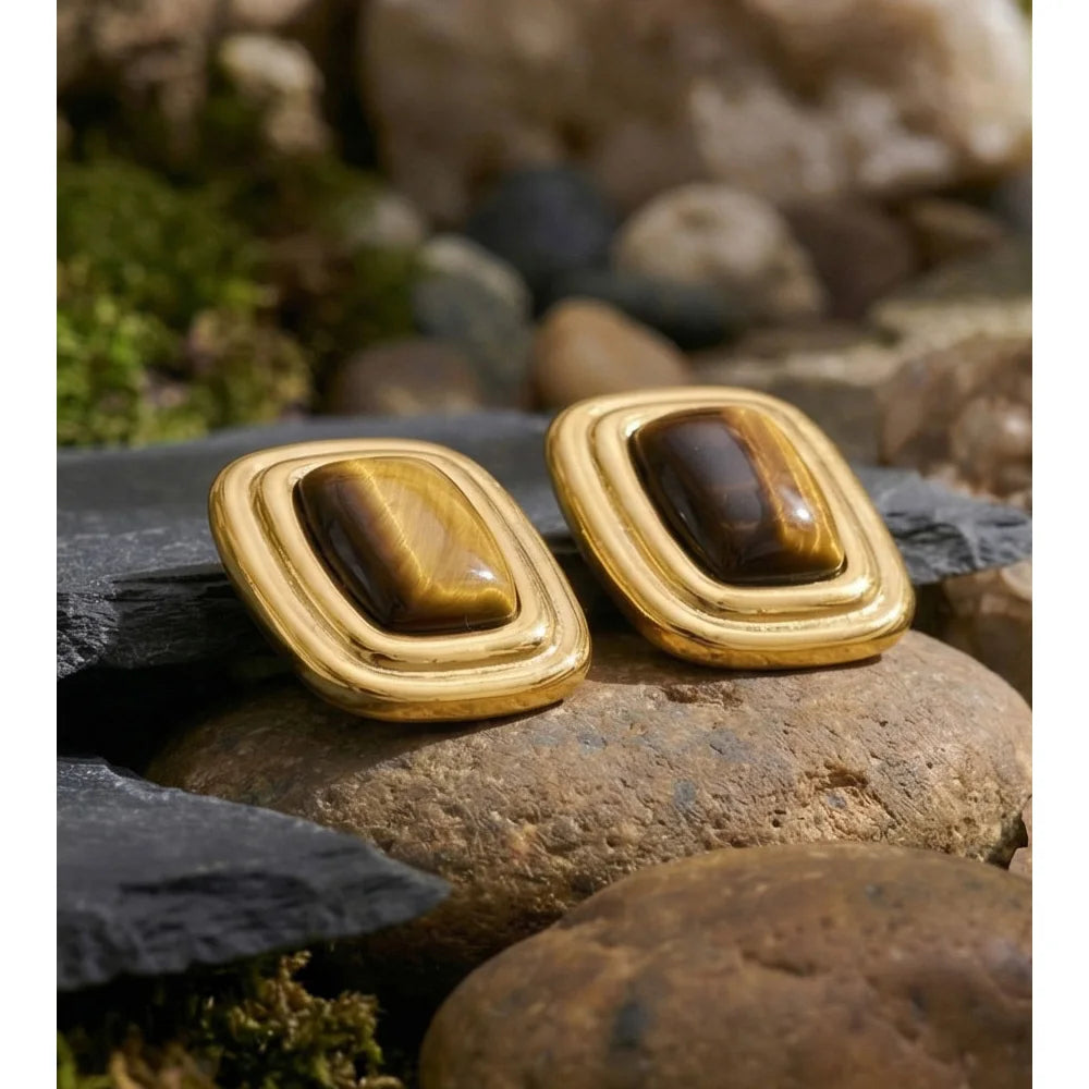 Natural stone geometric earrings in gold-plated stainless steel with natural stone.