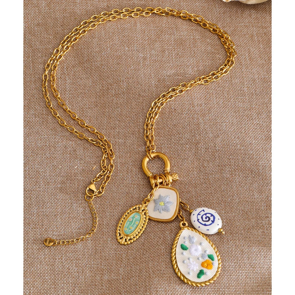 Flower necklace in gold-plated stainless steel.