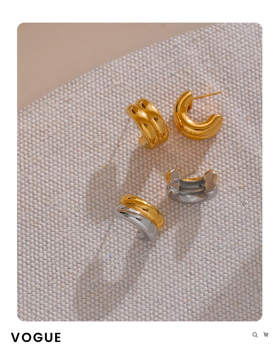Minimalist geometric earrings in gold-plated stainless steel.