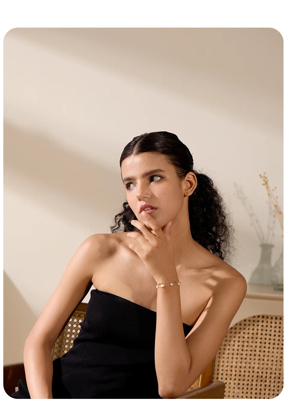 Freshwater pearl geometric chain necklace in gold-plated stainless steel with freshwater pearl.