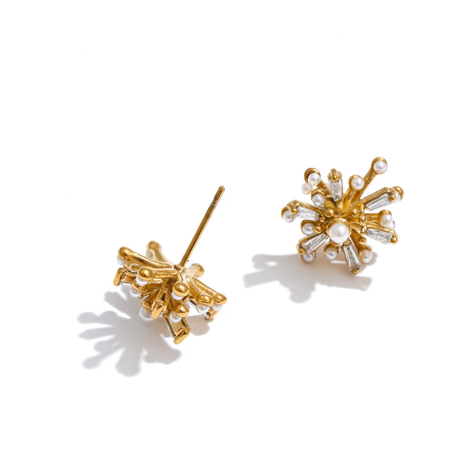 Cubic zirconia pearl flower earrings in gold-plated stainless steel with pearl and cubic zirconia.