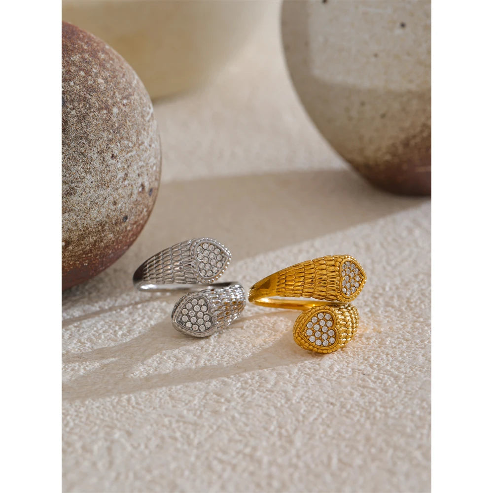 Cubic zirconia heart snake ring in gold-plated stainless steel with cubic zirconia.