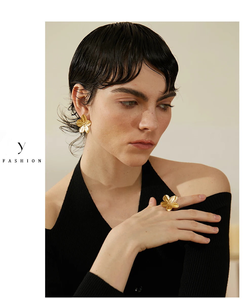 Flower geometric ring in 18K gold-plated stainless steel.