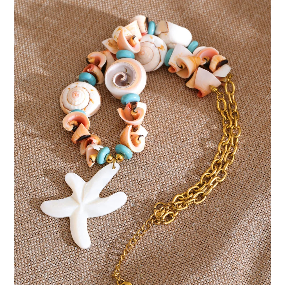 Shell star geometric necklace in gold-plated stainless steel with shell.