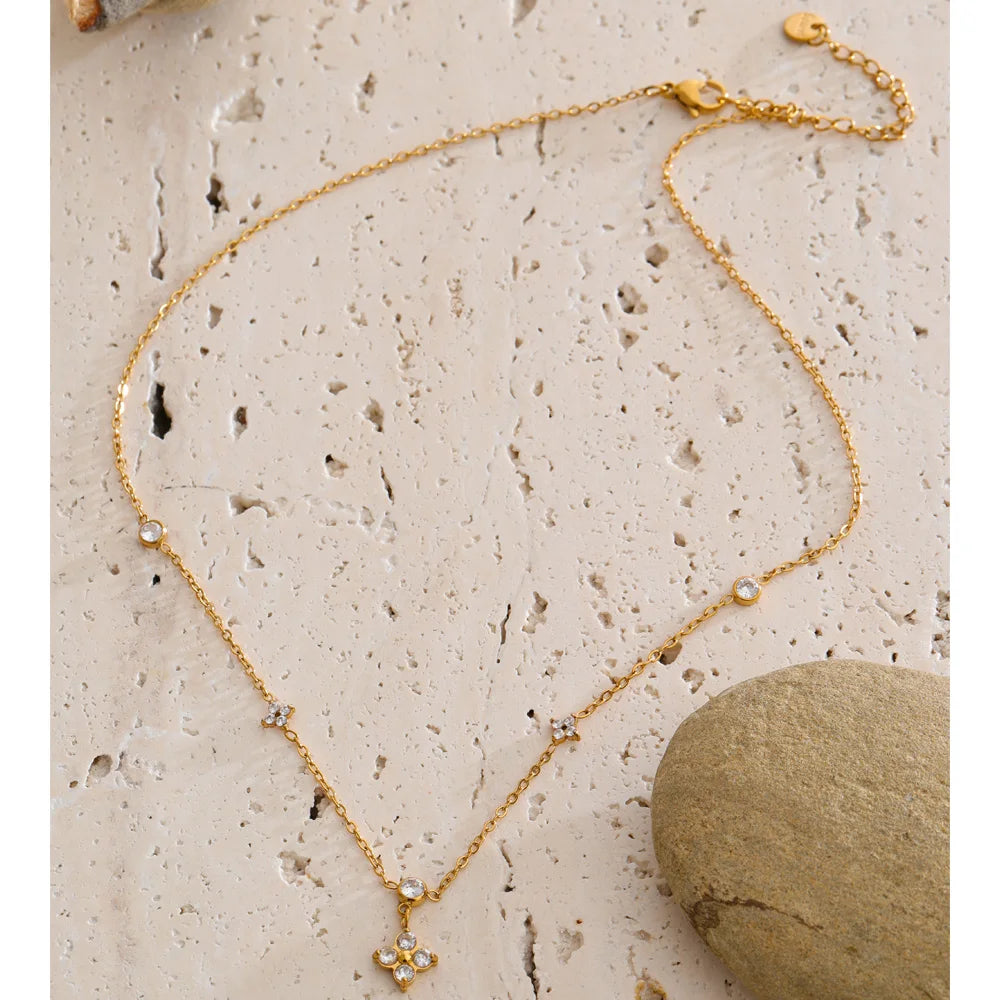 Cubic zirconia flower necklace in gold-plated stainless steel with cubic zirconia.