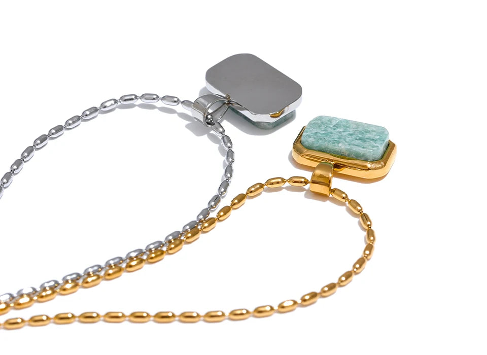 Natural stone geometric necklace in gold-plated stainless steel with natural stone.