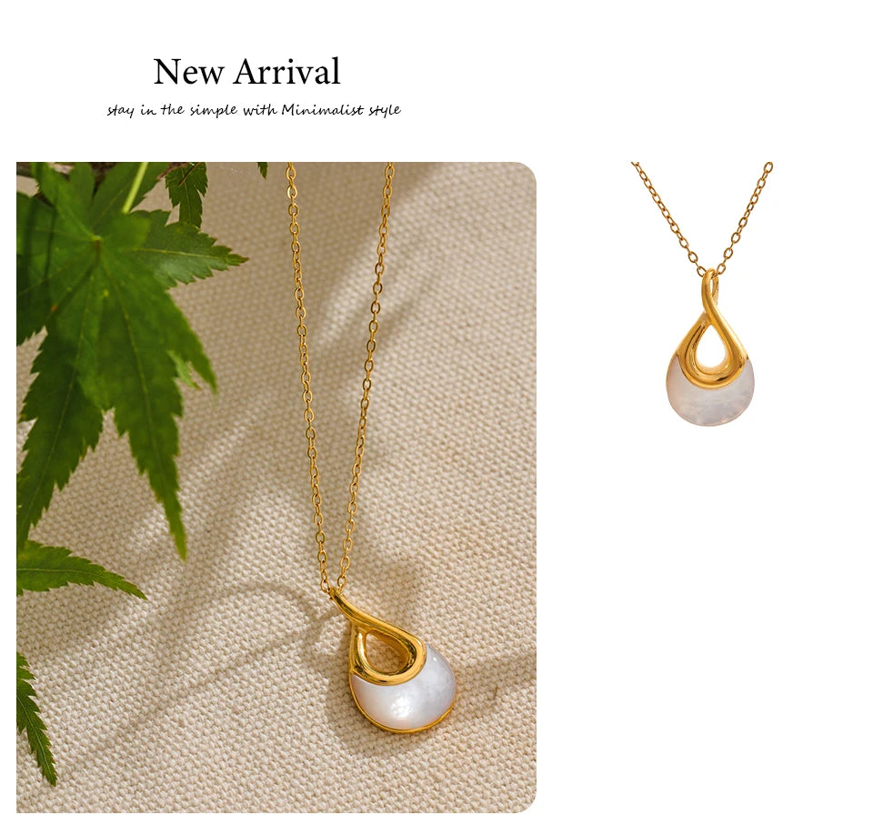Shell natural stone geometric necklace in gold-plated stainless steel with natural stone and shell.