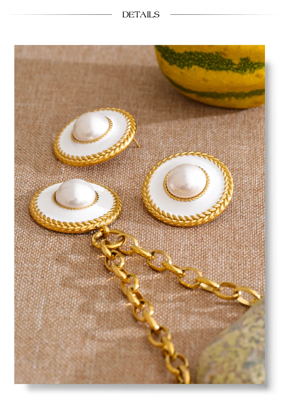 Pearl coin geometric earrings in gold-plated stainless steel with pearl.