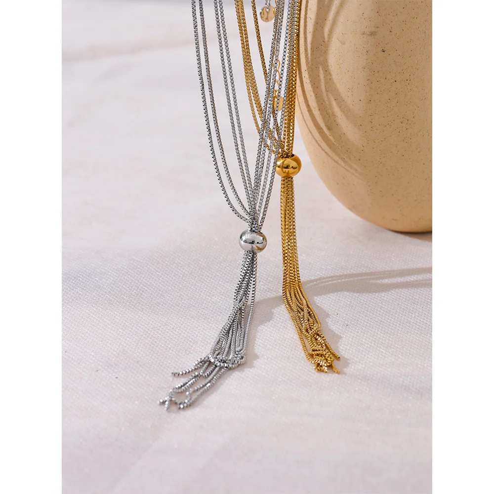 Geometric chain necklace in gold-plated stainless steel.