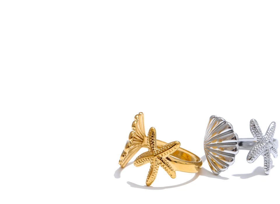 Shell star geometric ring in gold-plated stainless steel with shell.