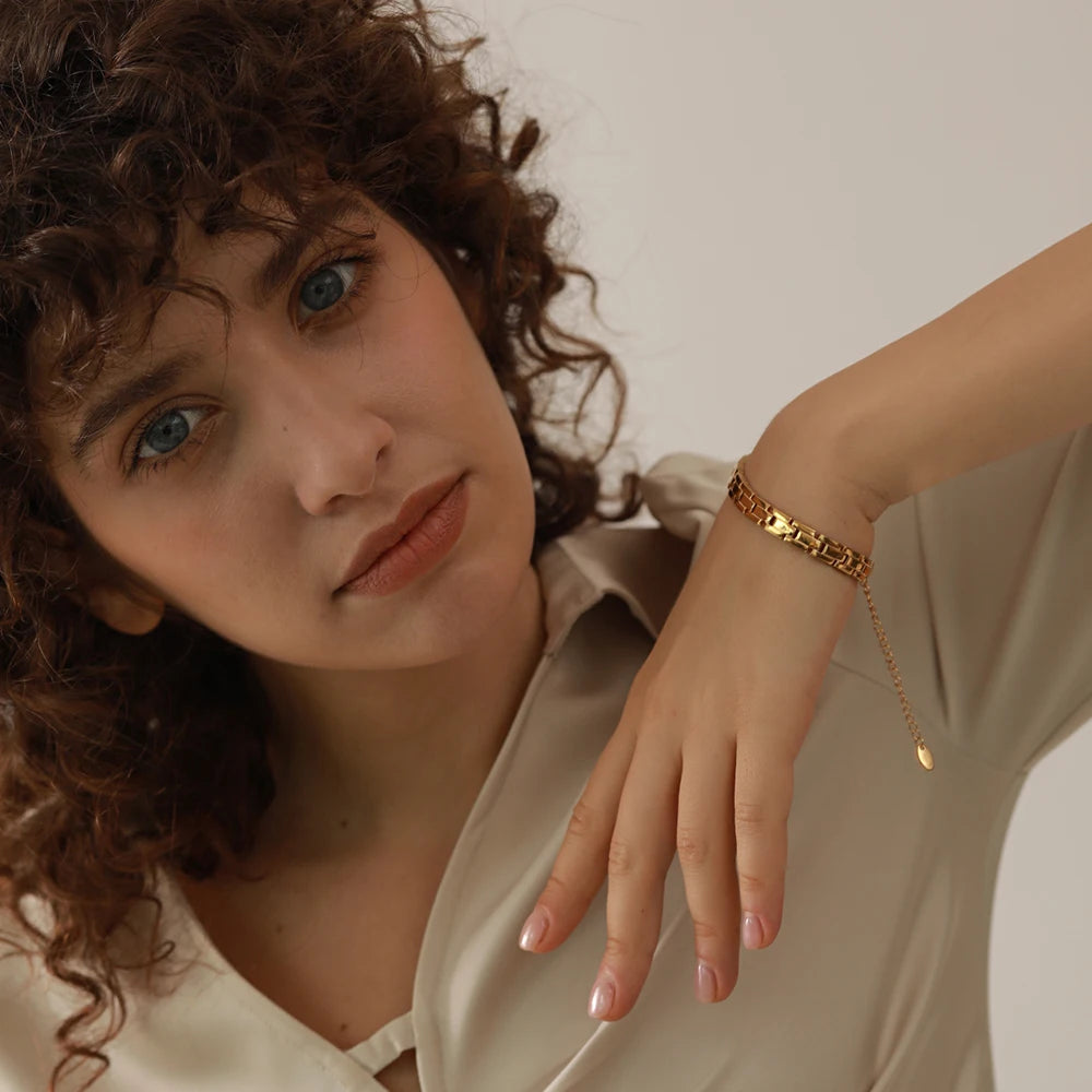 Geometric chain necklace in gold-plated 316L stainless steel.