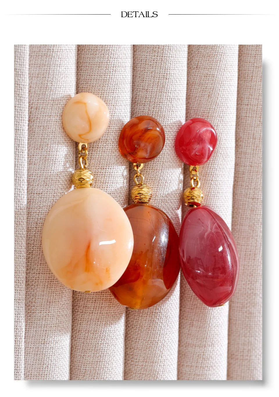 Resin geometric earrings in gold-plated stainless steel with resin.