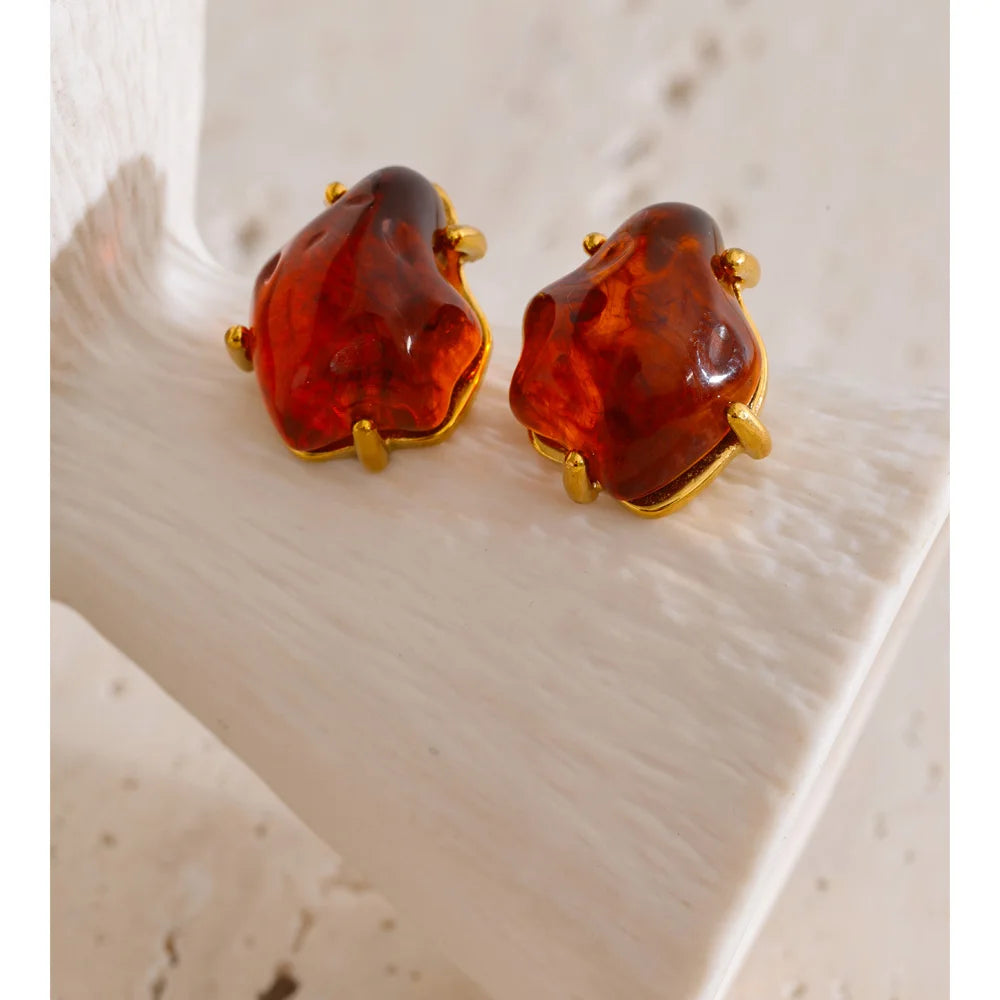 Black resin acrylic earrings in gold-plated stainless steel with resin and acrylic.