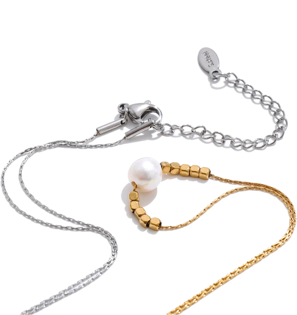 Freshwater pearl geometric necklace in gold-plated stainless steel with freshwater pearl.