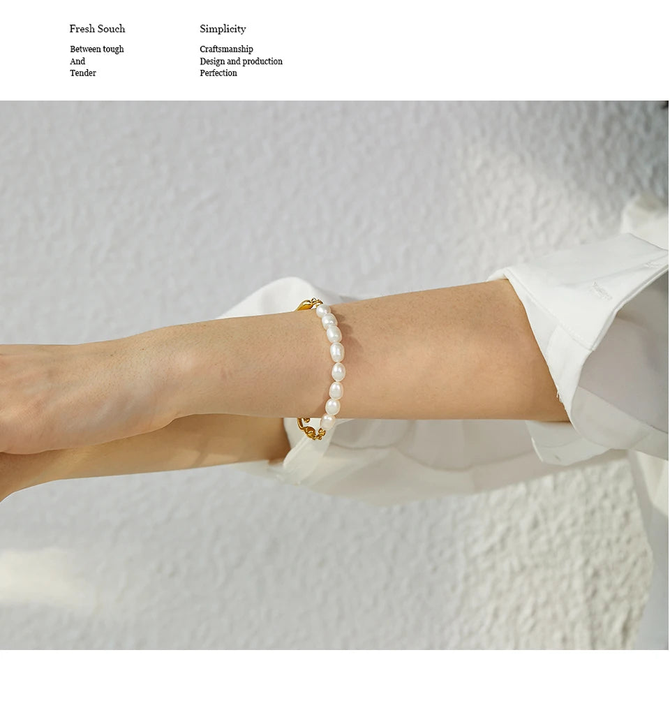 Freshwater pearl geometric bracelet in 18K gold-plated stainless steel with freshwater pearl.