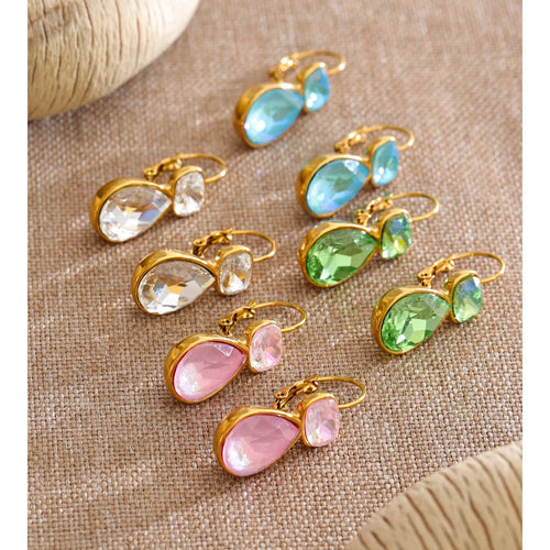 Crystal geometric earrings in gold-plated stainless steel with crystal.