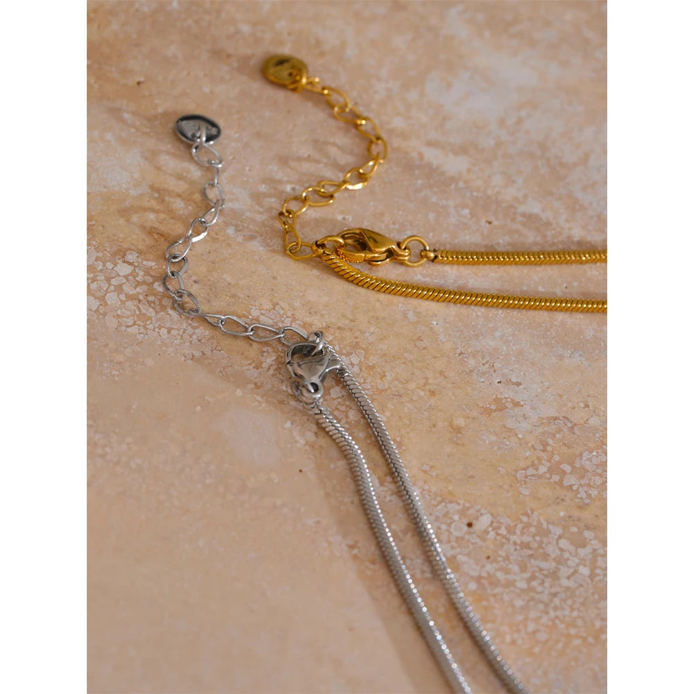 Geometric chain necklace in gold-plated stainless steel.