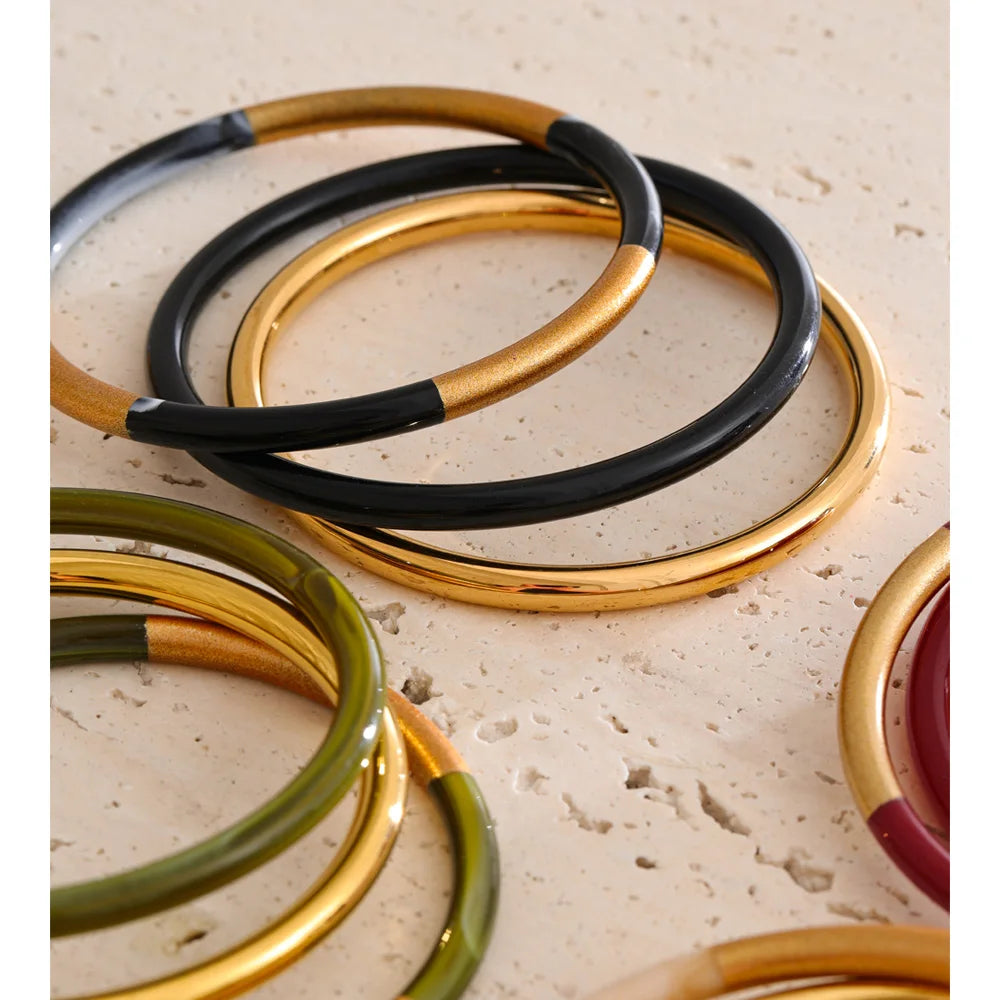 Resin minimalist geometric bracelet in gold-plated stainless steel with resin.