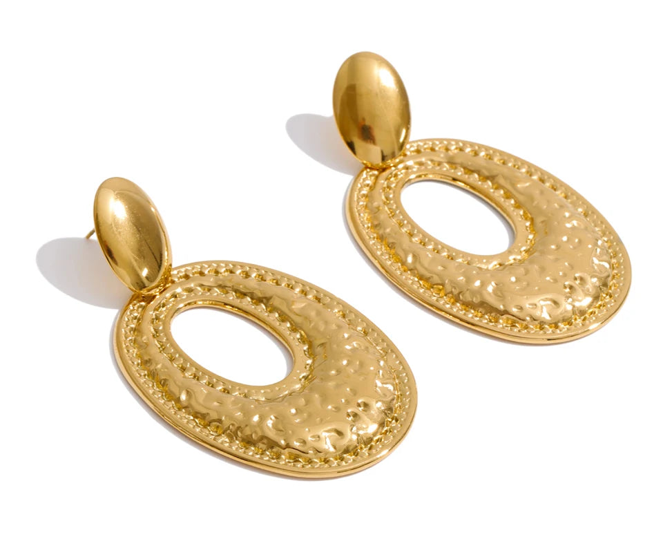 Geometric earrings in gold-plated stainless steel.