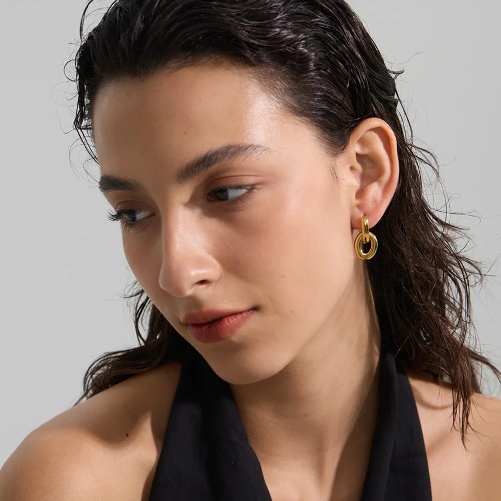 Geometric earrings in gold-plated stainless steel.