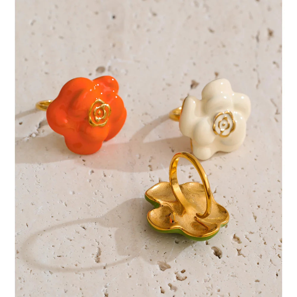 White enamel flower ring in 18K gold-plated stainless steel with enamel.