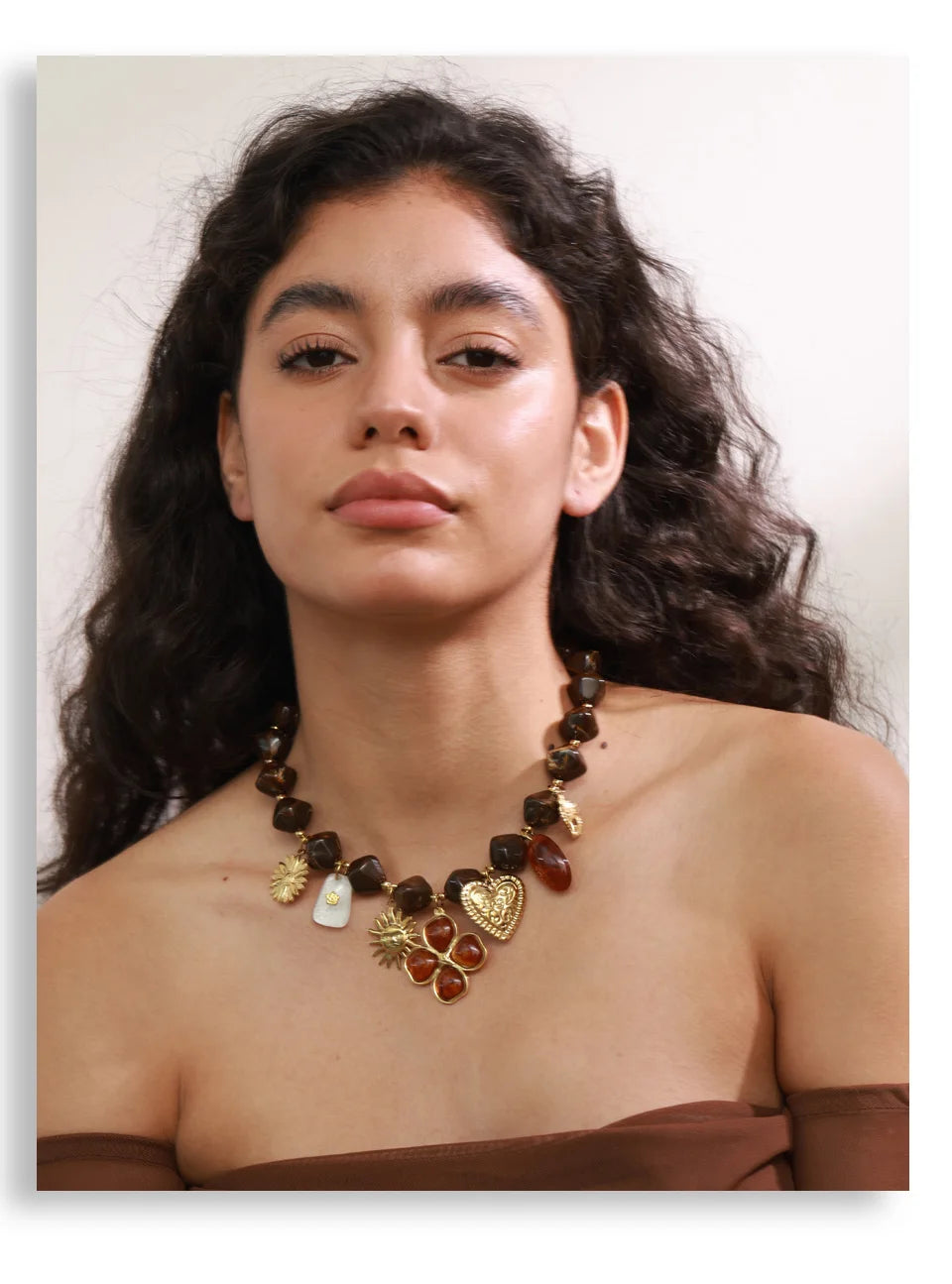 Resin acrylic heart necklace in gold-plated stainless steel with resin and acrylic.