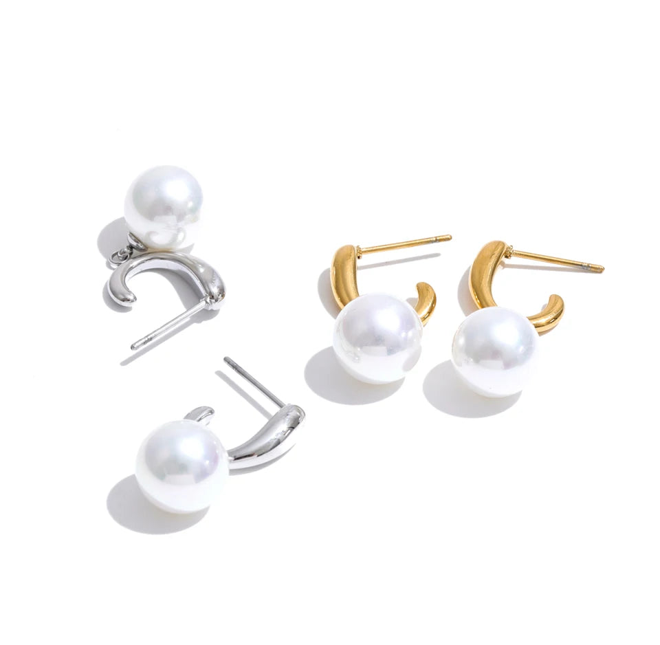 Pearl geometric earrings in gold-plated stainless steel with pearl.