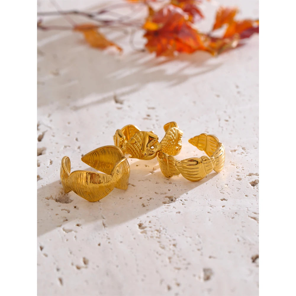 Shell geometric ring in 18K gold-plated stainless steel with shell.