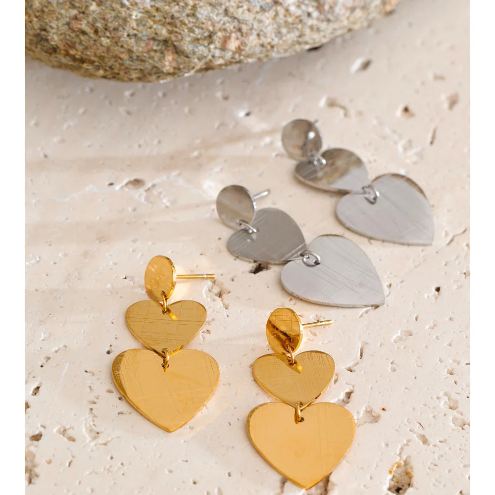 Heart earrings in gold-plated stainless steel.