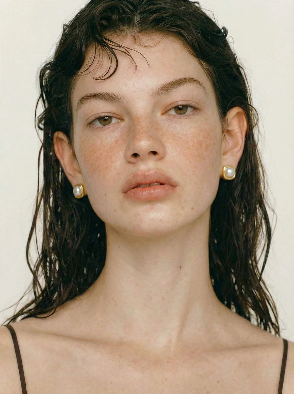 Pearl geometric earrings in gold-plated stainless steel with pearl.