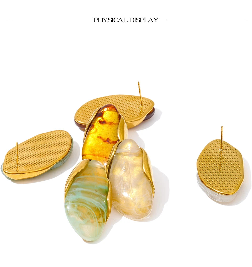 Resin geometric earrings in gold-plated stainless steel with resin.
