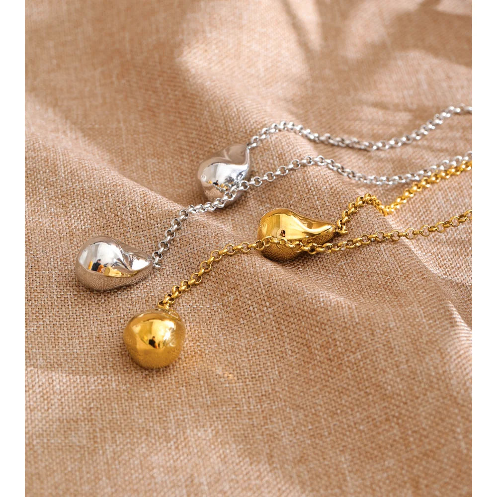 Geometric necklace in gold-plated stainless steel.