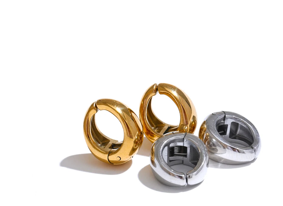 Geometric earrings in gold-plated stainless steel.