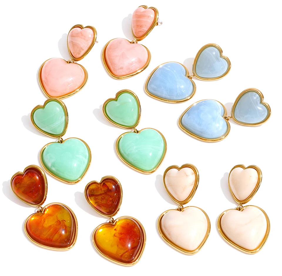 Resin acrylic heart earrings in gold-plated stainless steel with resin and acrylic.