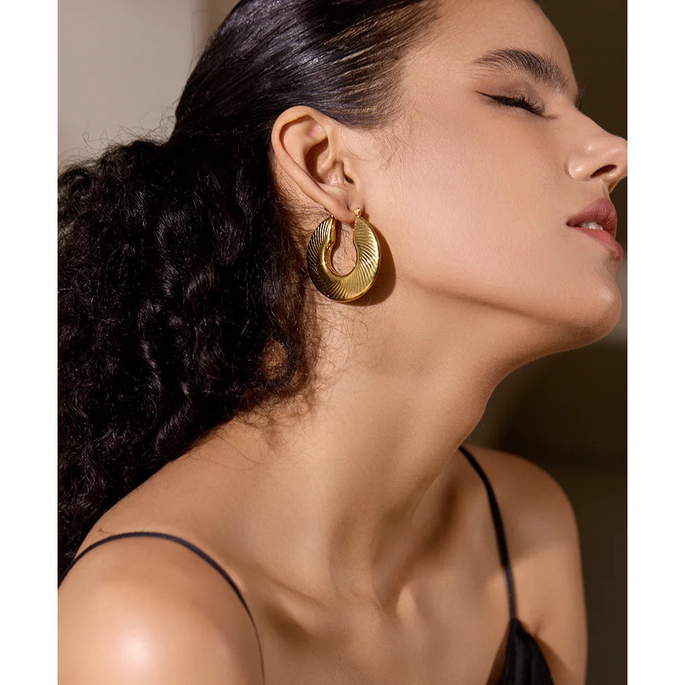 Minimalist geometric earrings in gold-plated stainless steel.
